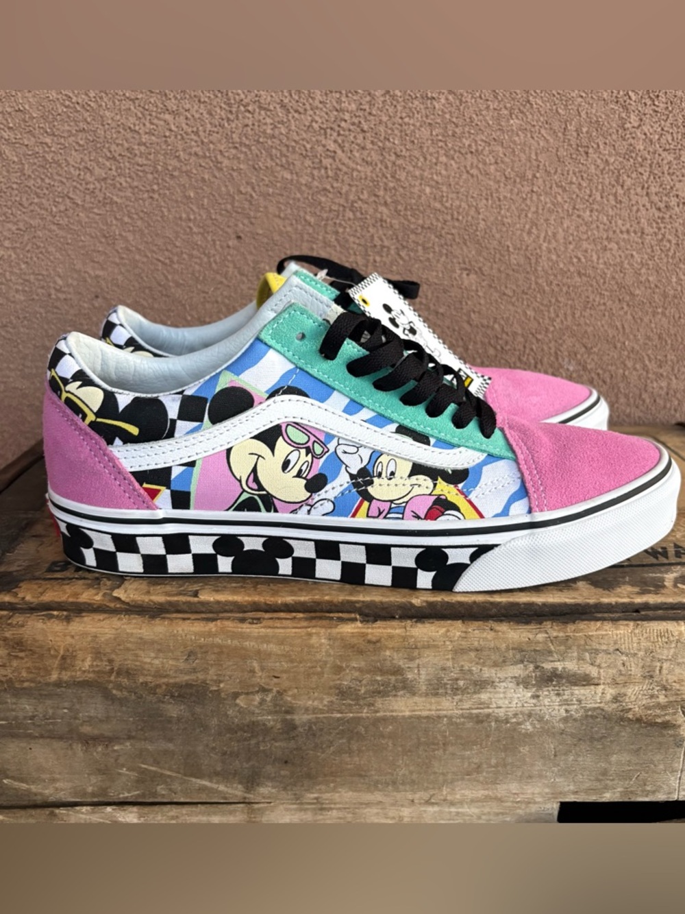 Vans NWT Old Skool 80’s Mickey & Minnie Collab Sneaker